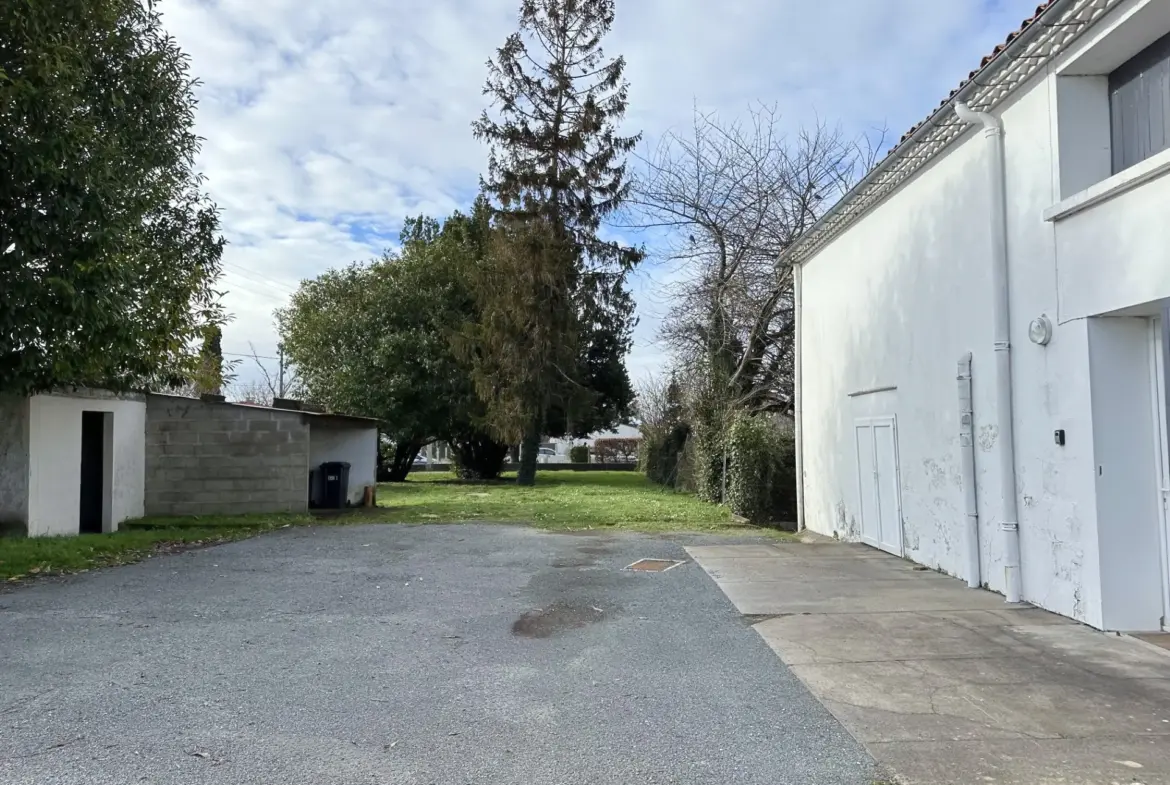 Maison traditionnelle à rénover à Semussac avec jardin constructible 