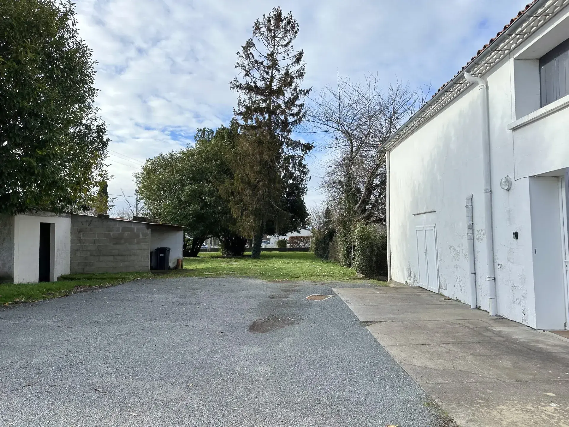 Maison traditionnelle à rénover à Semussac avec jardin constructible 