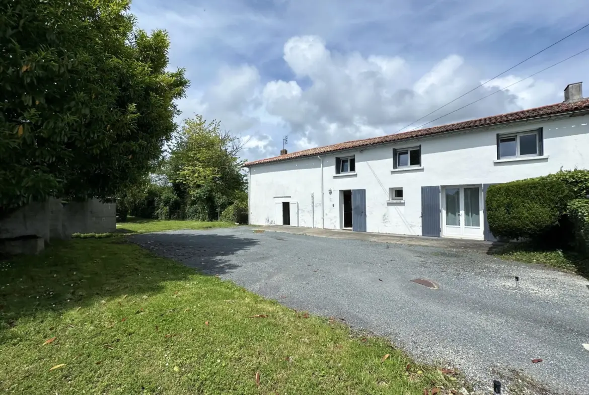 Maison traditionnelle à rénover à Semussac avec jardin constructible 