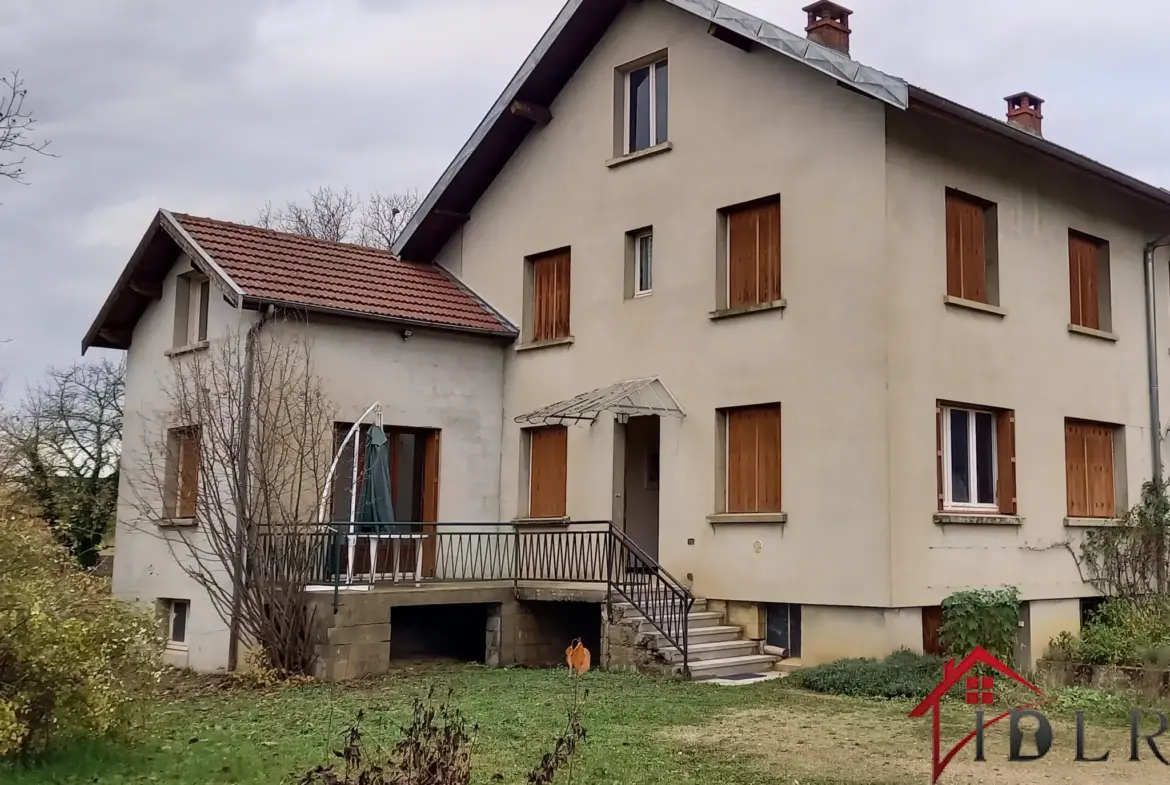 Maison mitoyenne T5 avec garage et jardin à Voiteur 