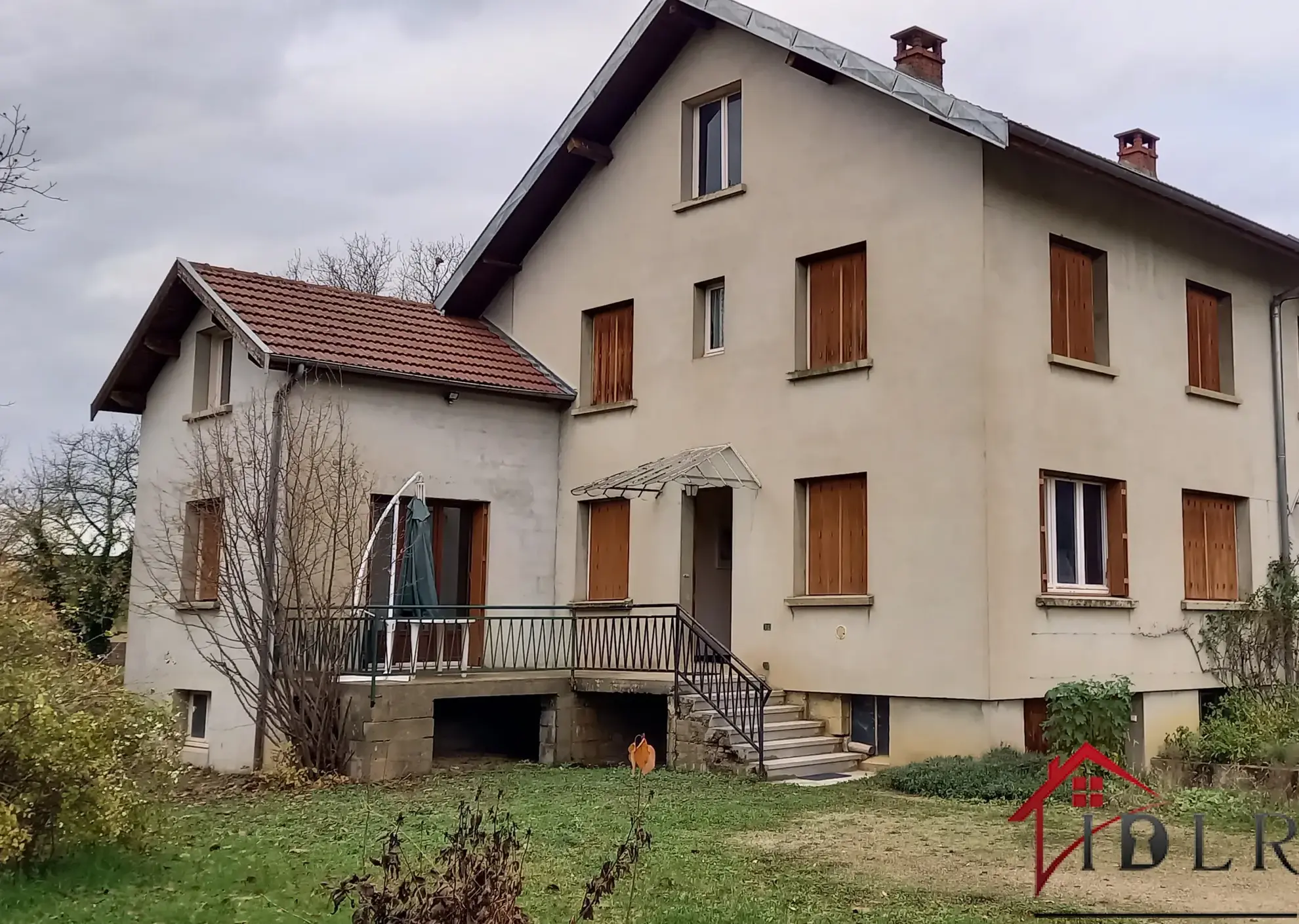 Maison mitoyenne T5 avec garage et jardin à Voiteur 