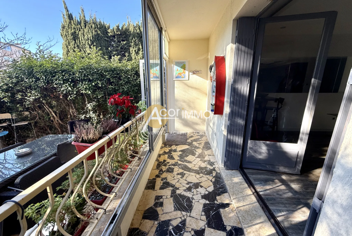 Rez-de-jardin à Sanary-sur-Mer avec loggia et stationnement 