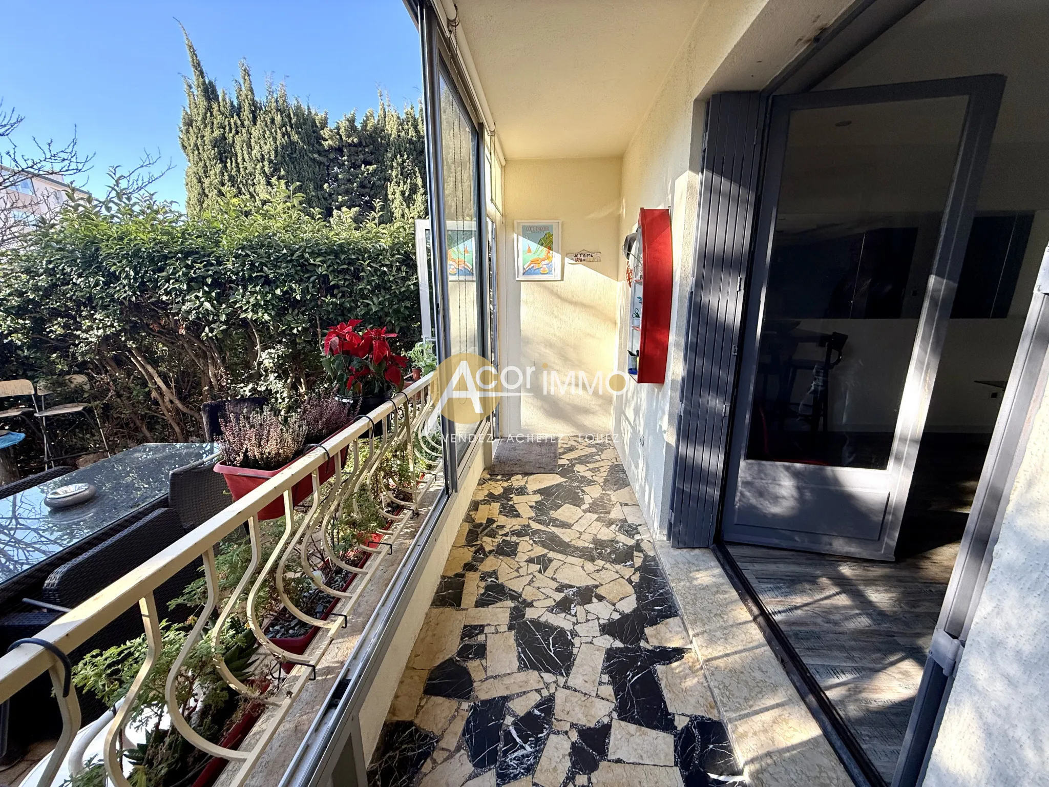 Rez-de-jardin à Sanary-sur-Mer avec loggia et stationnement 