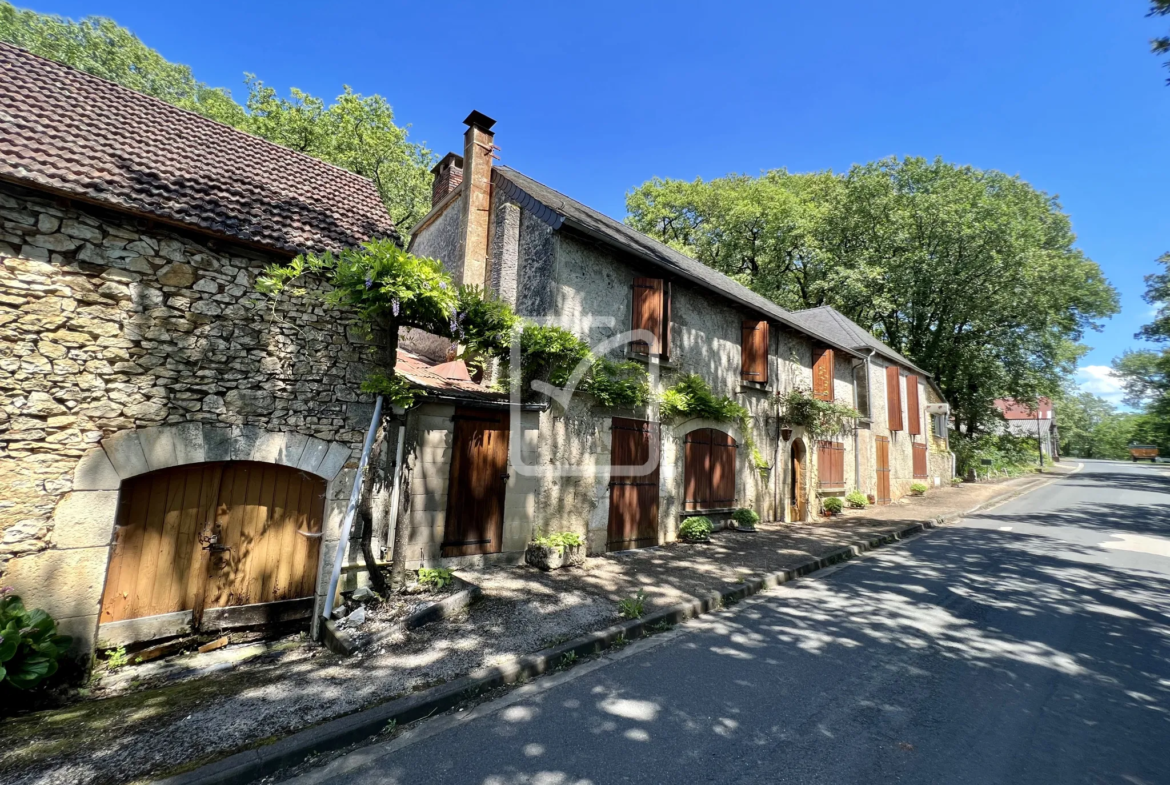 Maison de charme 245 m² avec dépendances à La Cassagne 