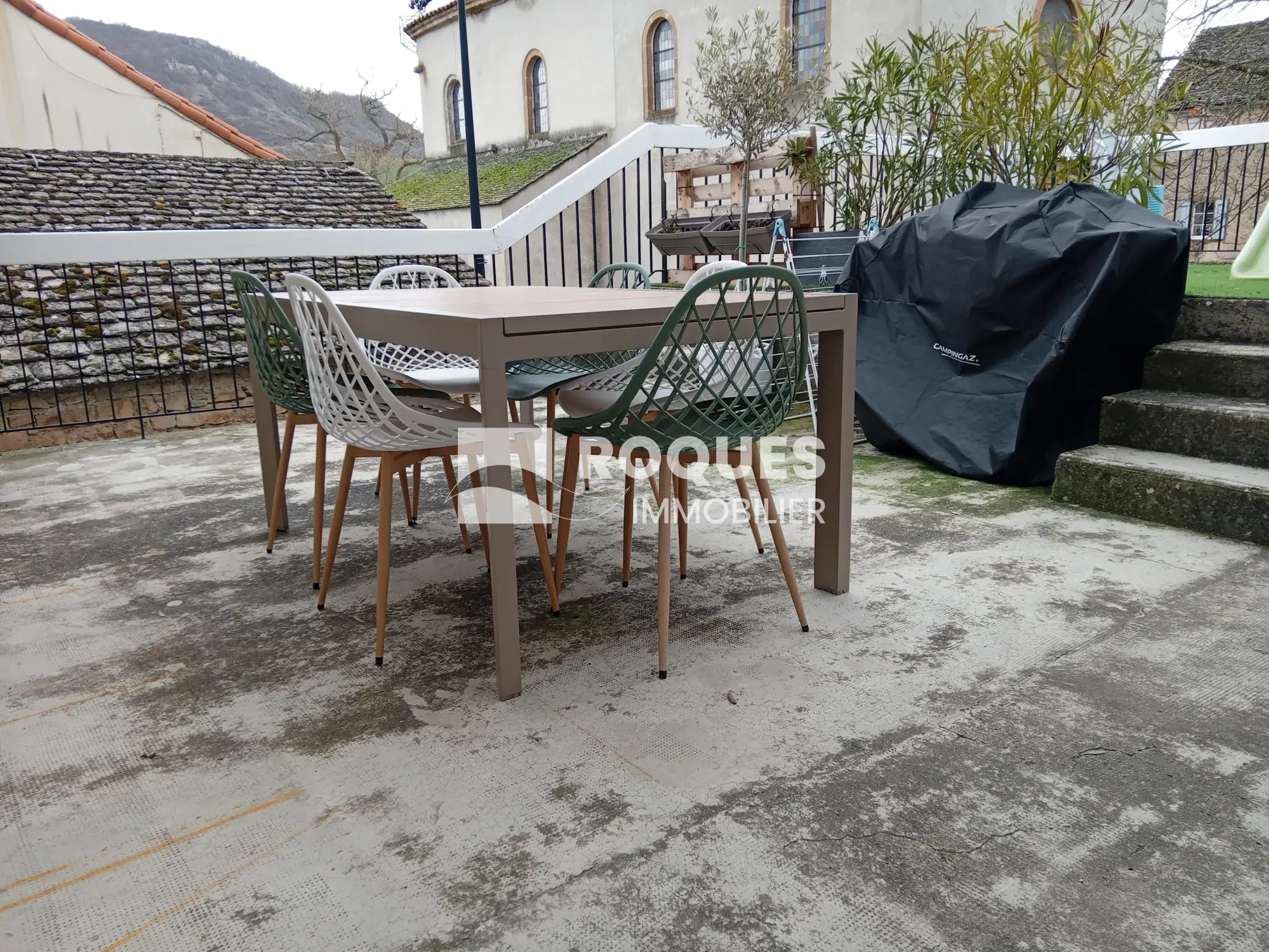 Maison familiale proche de Millau avec terrasse 