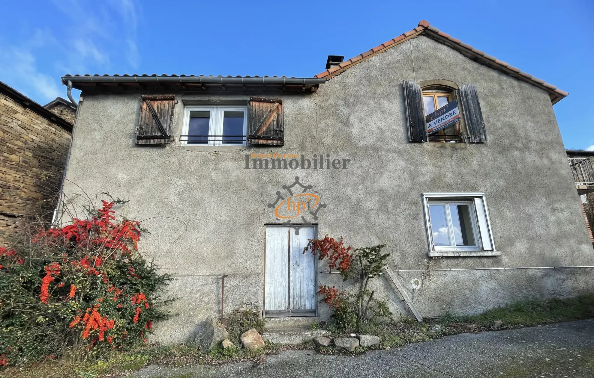 Maison de village à vendre à Broquiès avec jardin et terrasses 