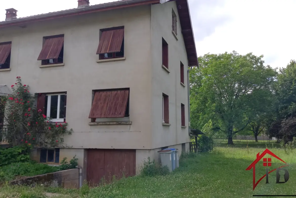 Maison Mitoyenne à Voiteur avec Terrain de 15 ares 