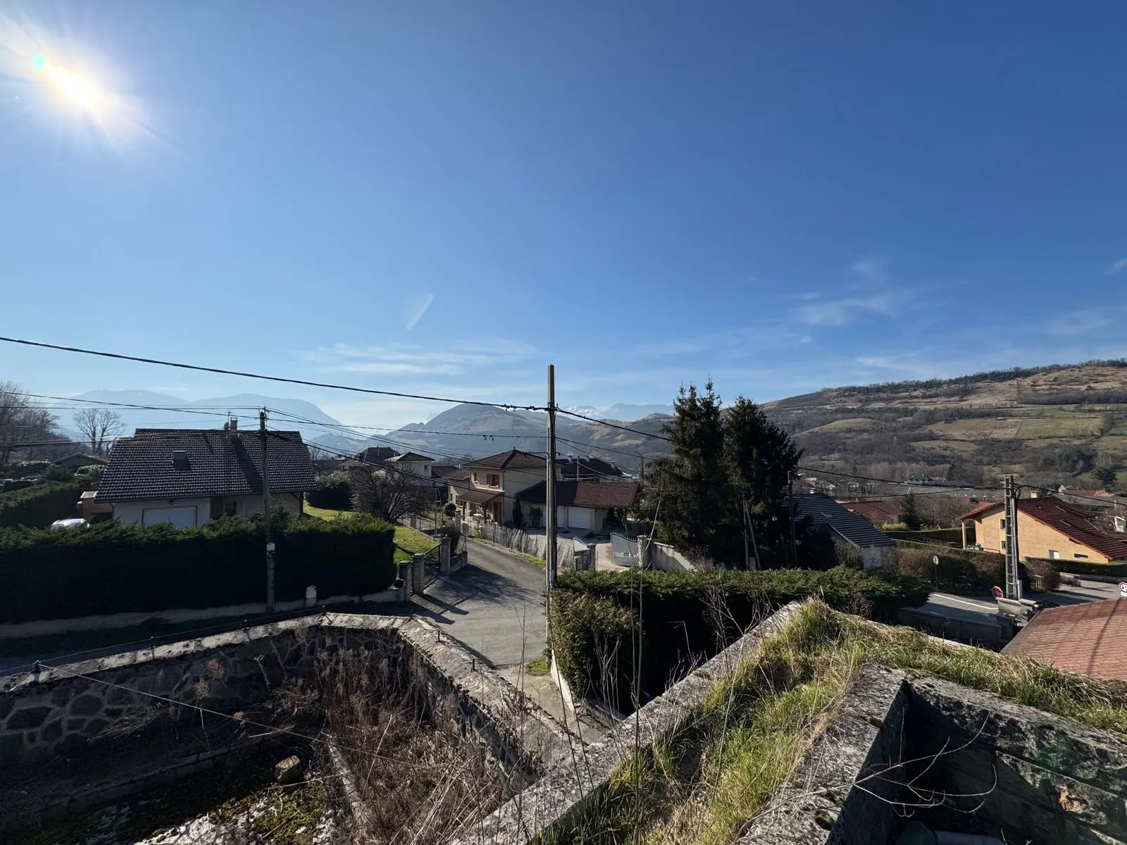 Maison à Vaulnavey le Haut : 4 appartements à rénover 