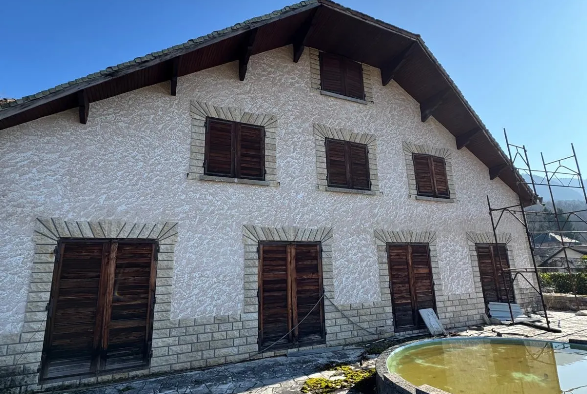 Maison à Vaulnavey le Haut : 4 appartements à rénover 