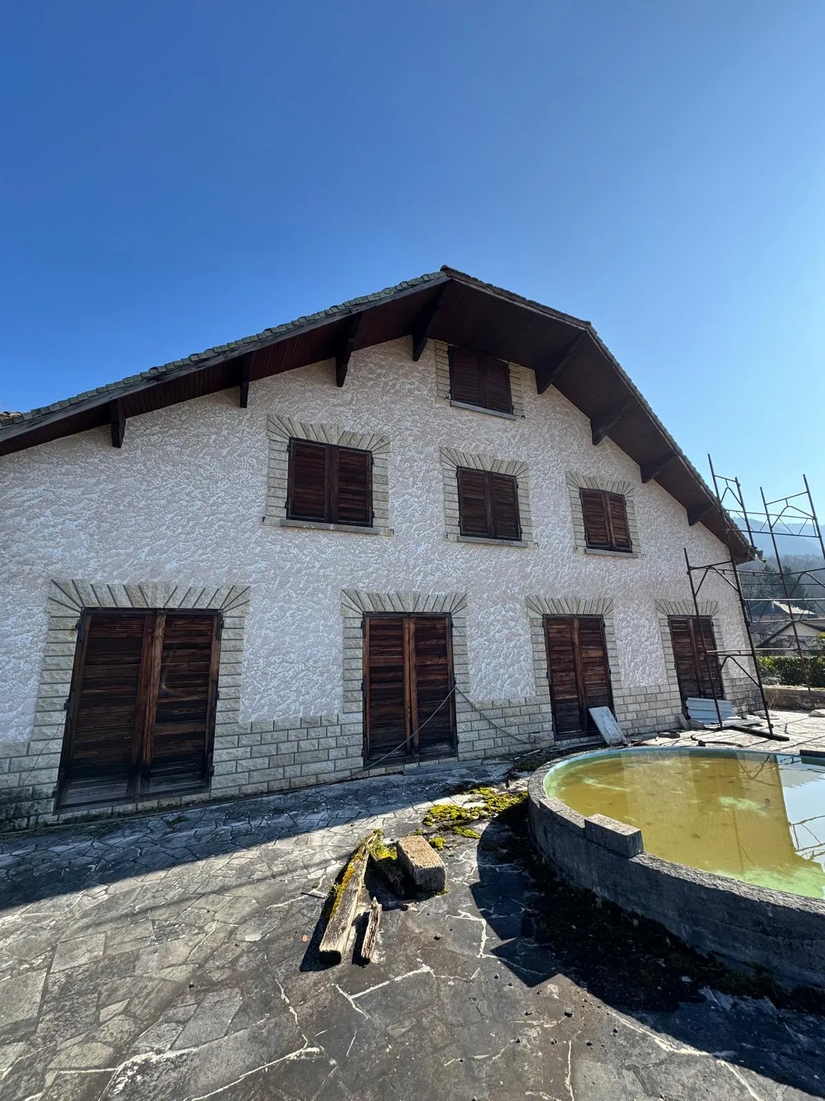 Maison à Vaulnavey le Haut : 4 appartements à rénover 