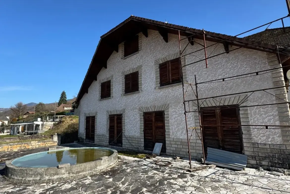 Maison à Vaulnavey le Haut : 4 appartements à rénover 