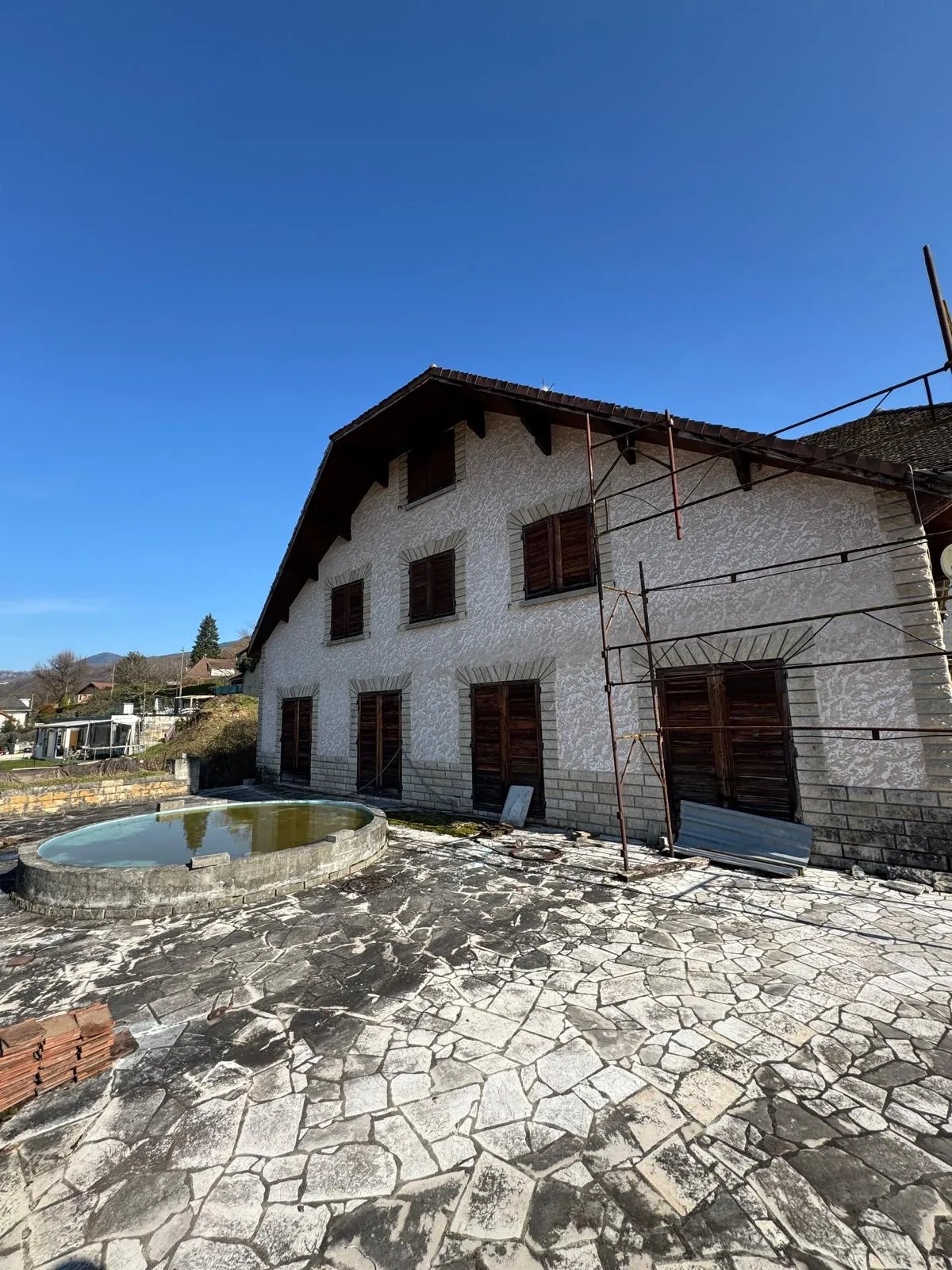 Maison à Vaulnavey le Haut : 4 appartements à rénover 