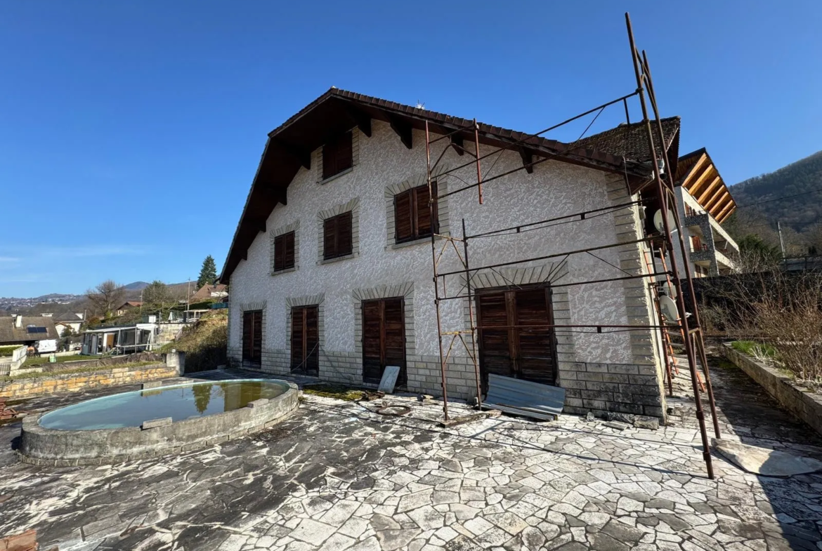 Maison à Vaulnavey le Haut : 4 appartements à rénover 