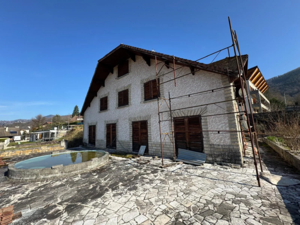 Maison à Vaulnavey le Haut : 4 appartements à rénover