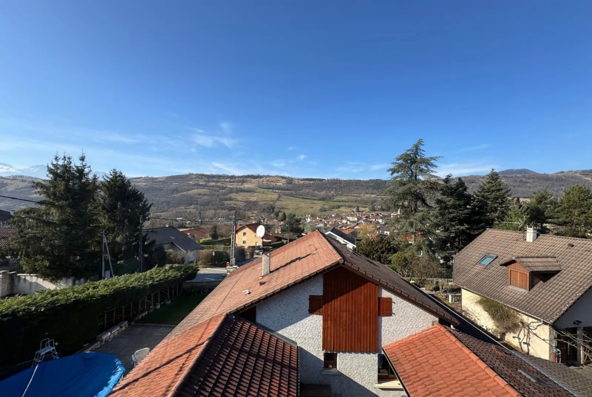 Maison à Vaulnavey le Haut : 4 appartements à rénover 