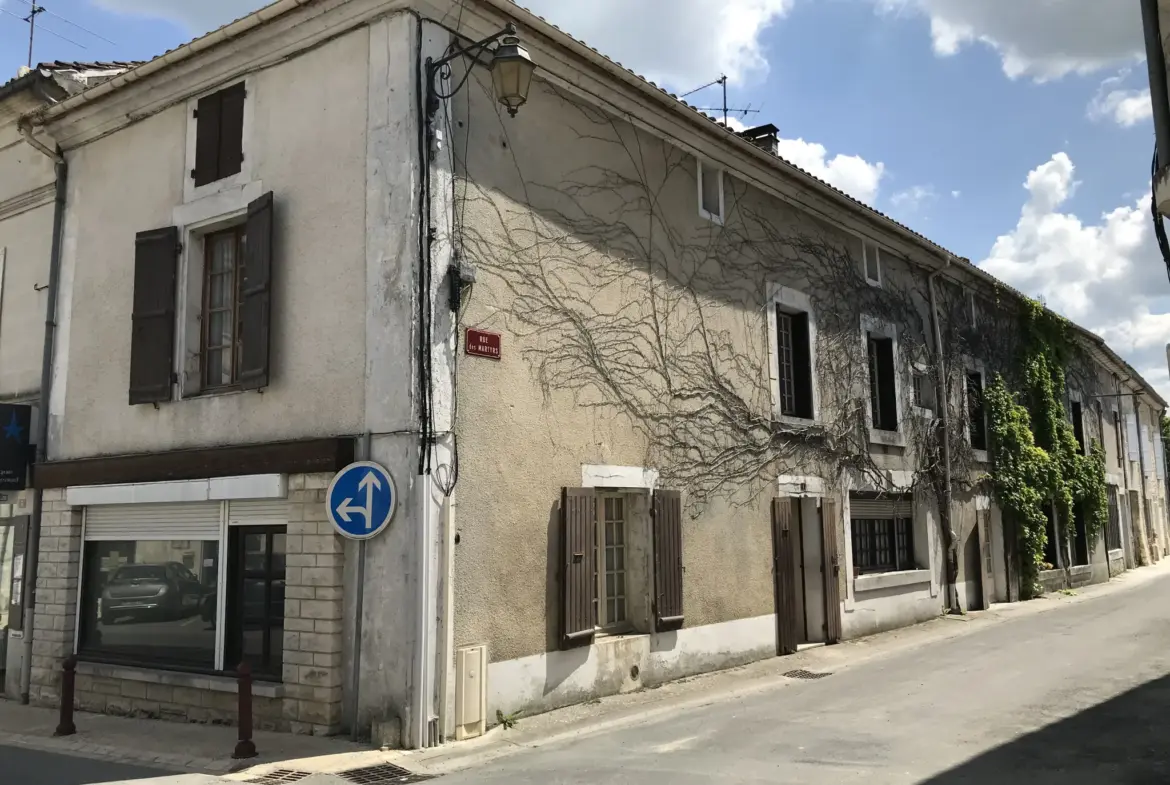 Immeuble à diviser en plusieurs logements dans le centre de Mareuil 