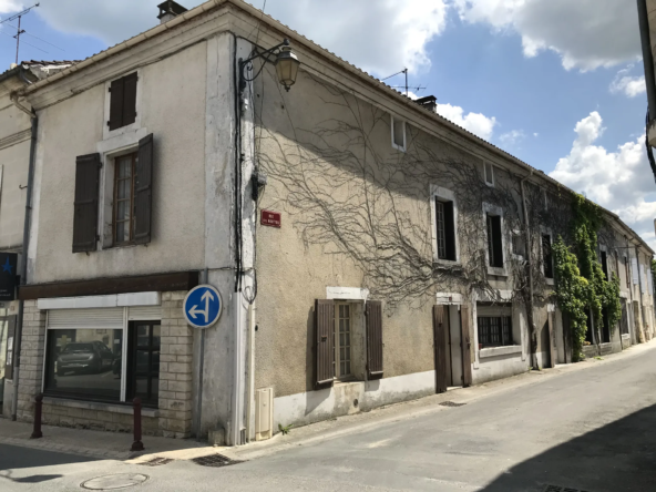 Immeuble à diviser en plusieurs logements dans le centre de Mareuil