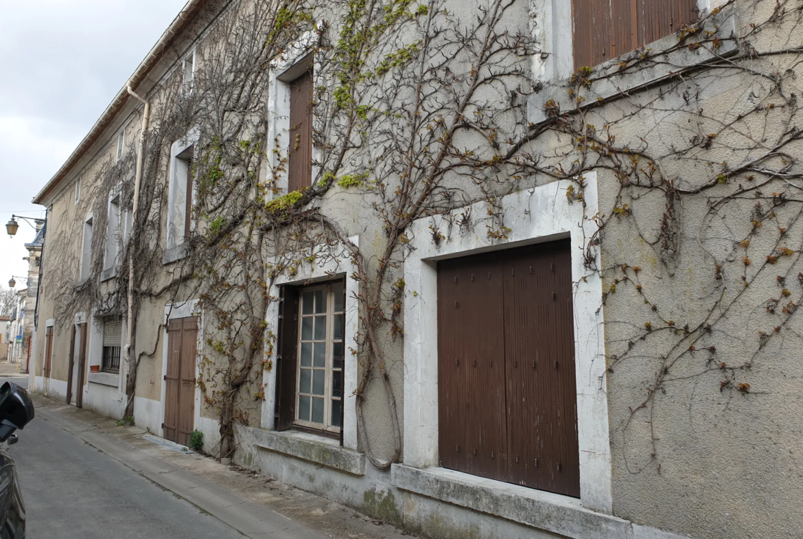 Immeuble à diviser en plusieurs logements dans le centre de Mareuil 