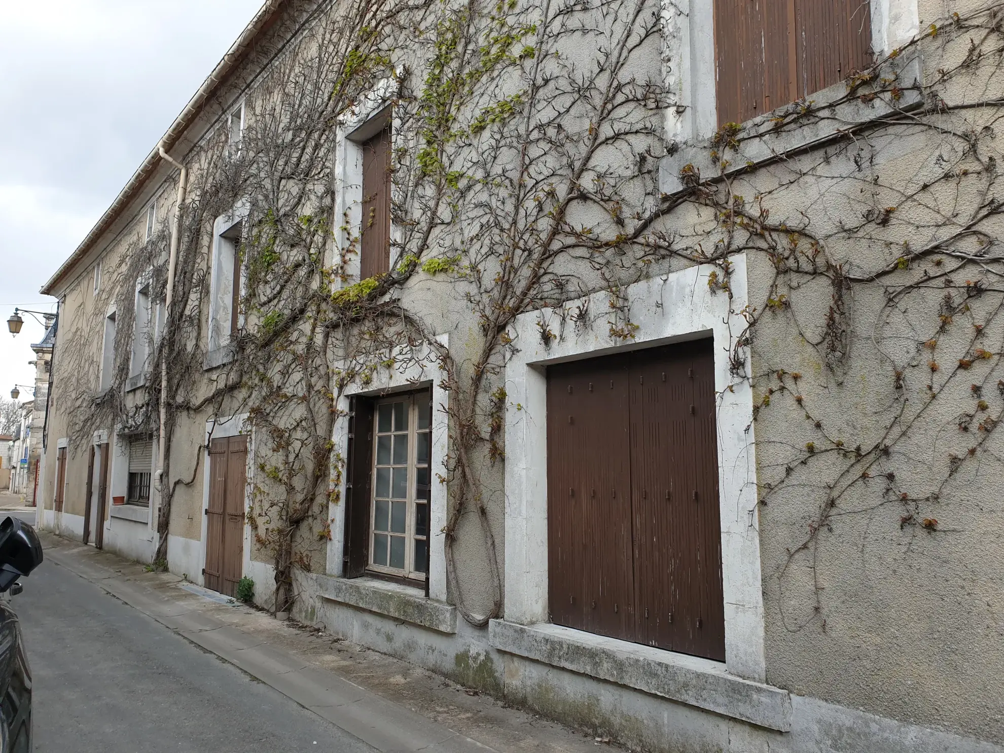 Immeuble à diviser en plusieurs logements dans le centre de Mareuil 