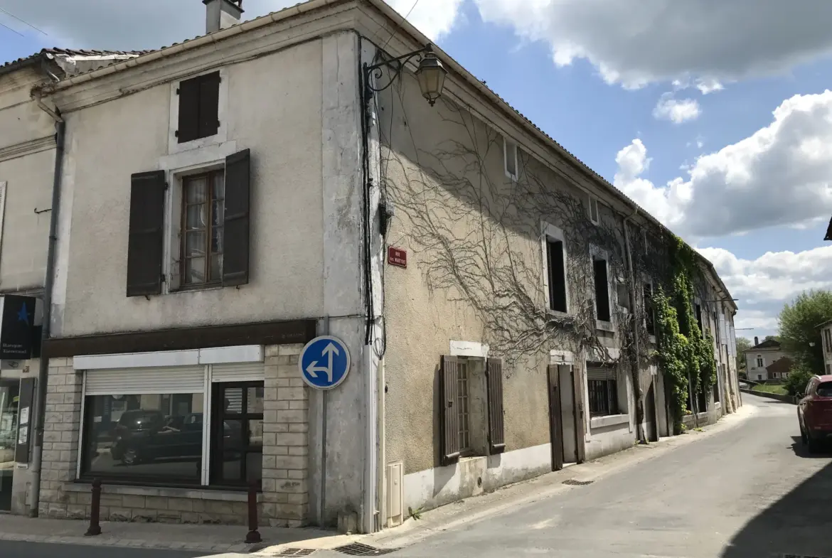 Immeuble à diviser en plusieurs logements dans le centre de Mareuil 