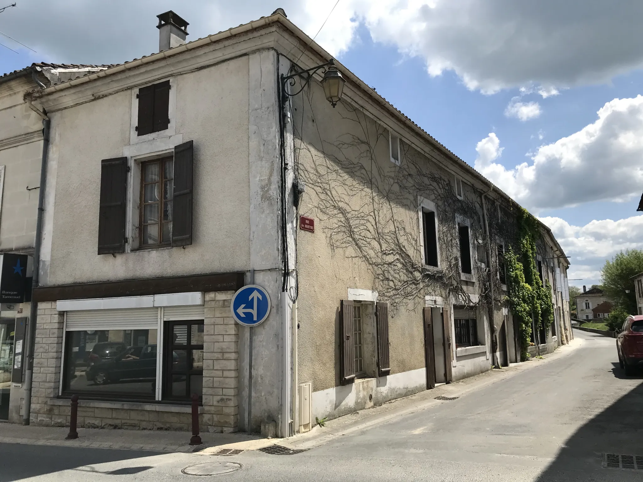 Immeuble à diviser en plusieurs logements dans le centre de Mareuil 