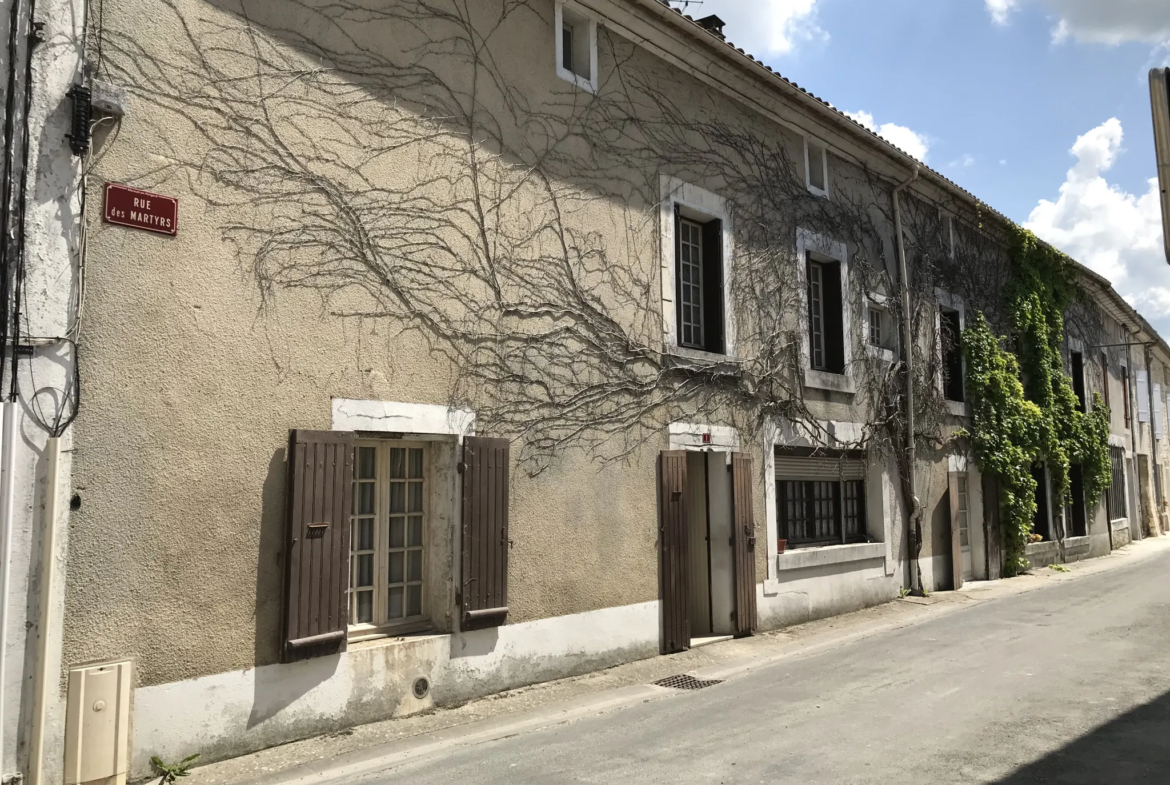 Immeuble à diviser en plusieurs logements dans le centre de Mareuil 