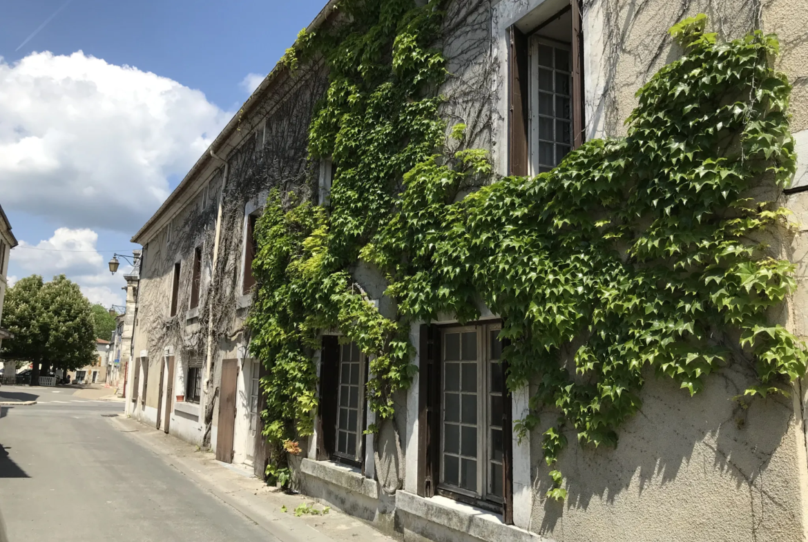 Immeuble à diviser en plusieurs logements dans le centre de Mareuil 