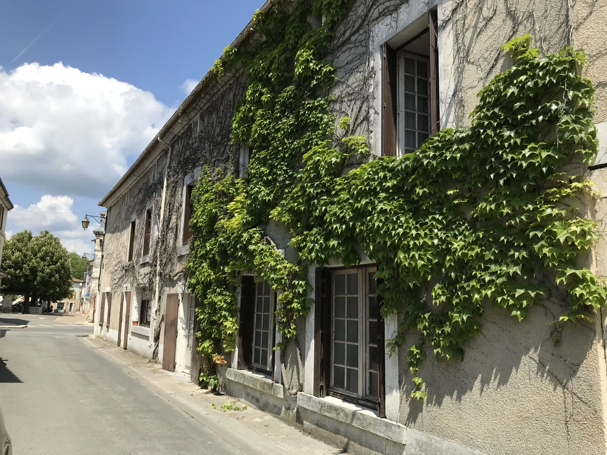 Immeuble à diviser en plusieurs logements dans le centre de Mareuil 