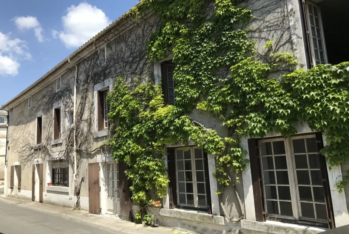 Immeuble à diviser en plusieurs logements dans le centre de Mareuil 