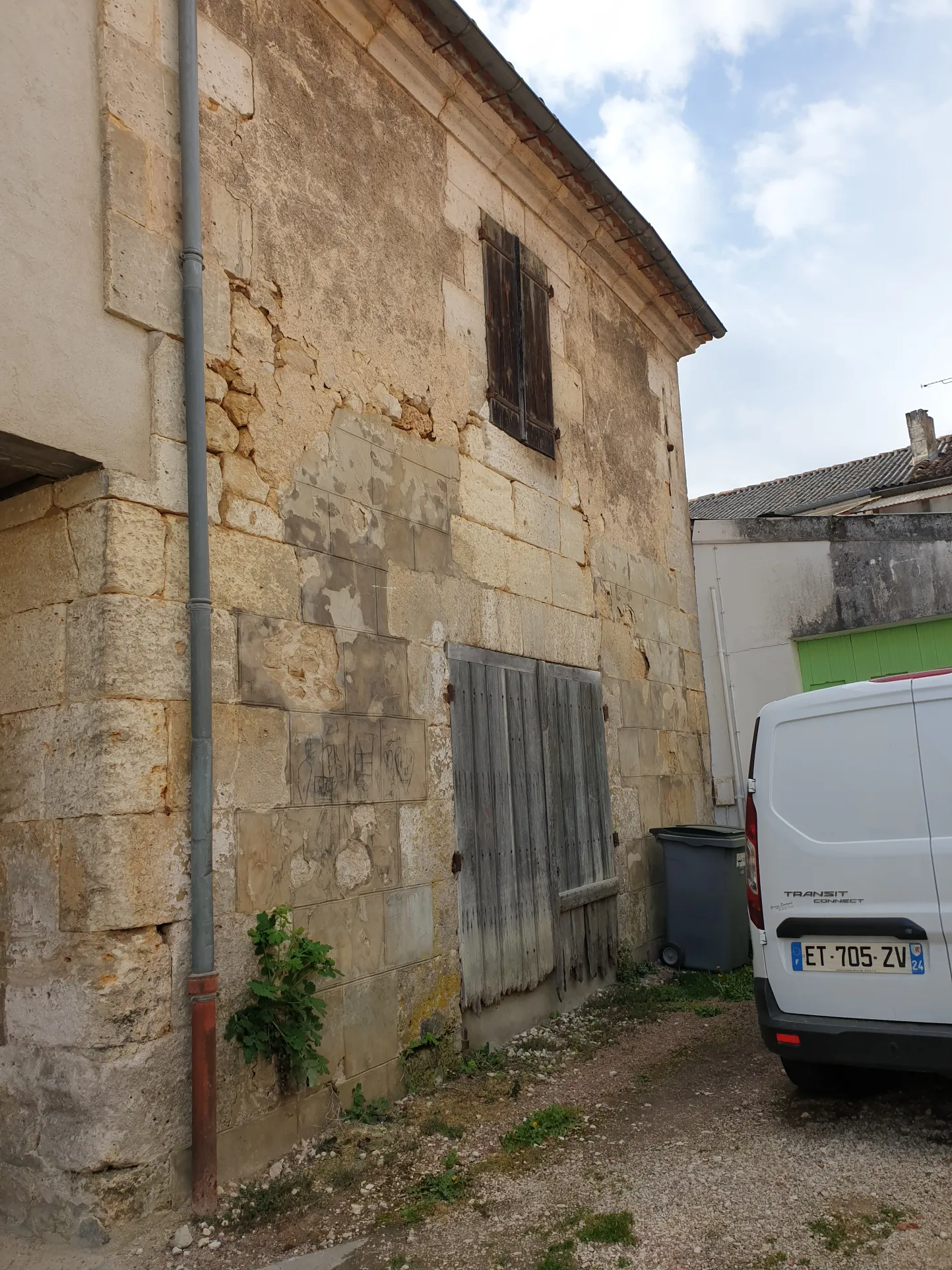 Immeuble à diviser en plusieurs logements dans le centre de Mareuil 