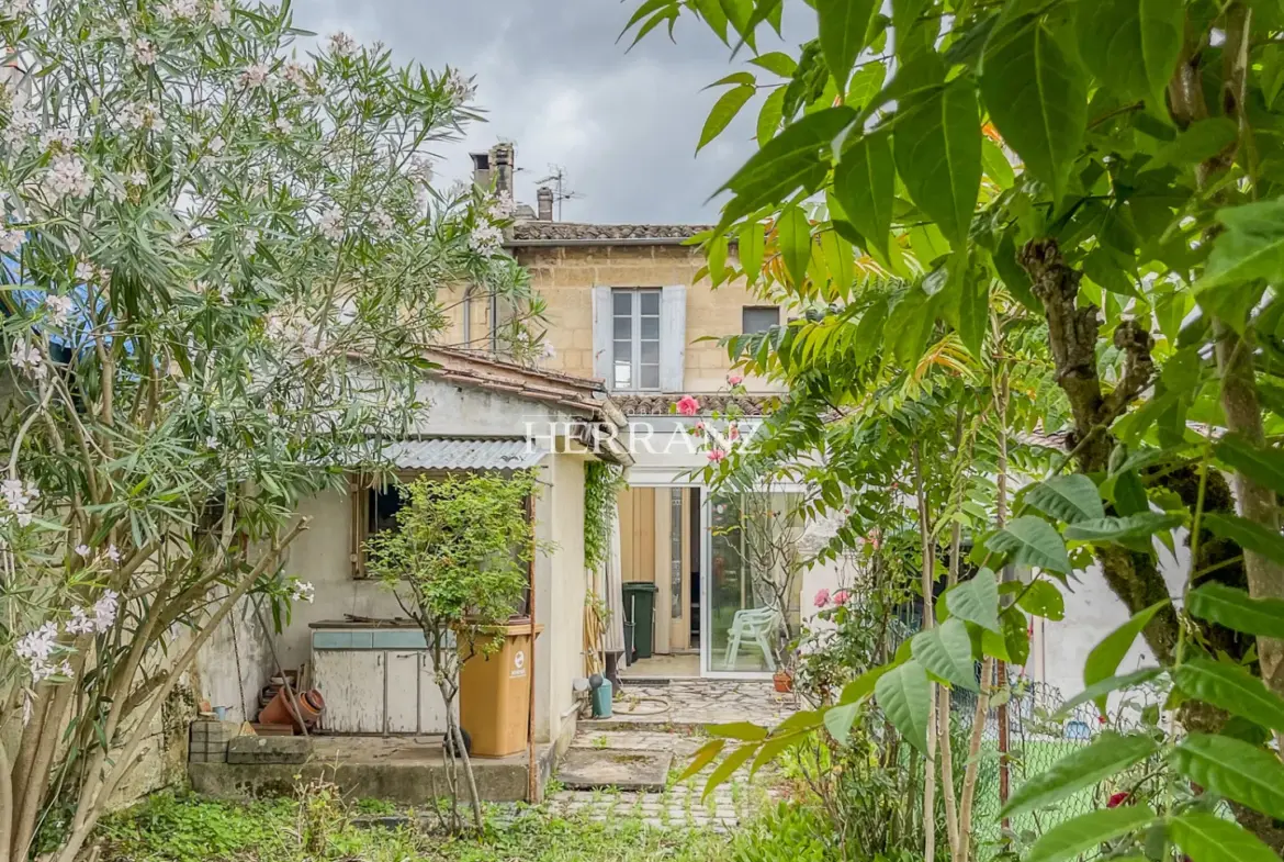 Charmante Maison de Ville en Pierre à Rénover à Libourne 