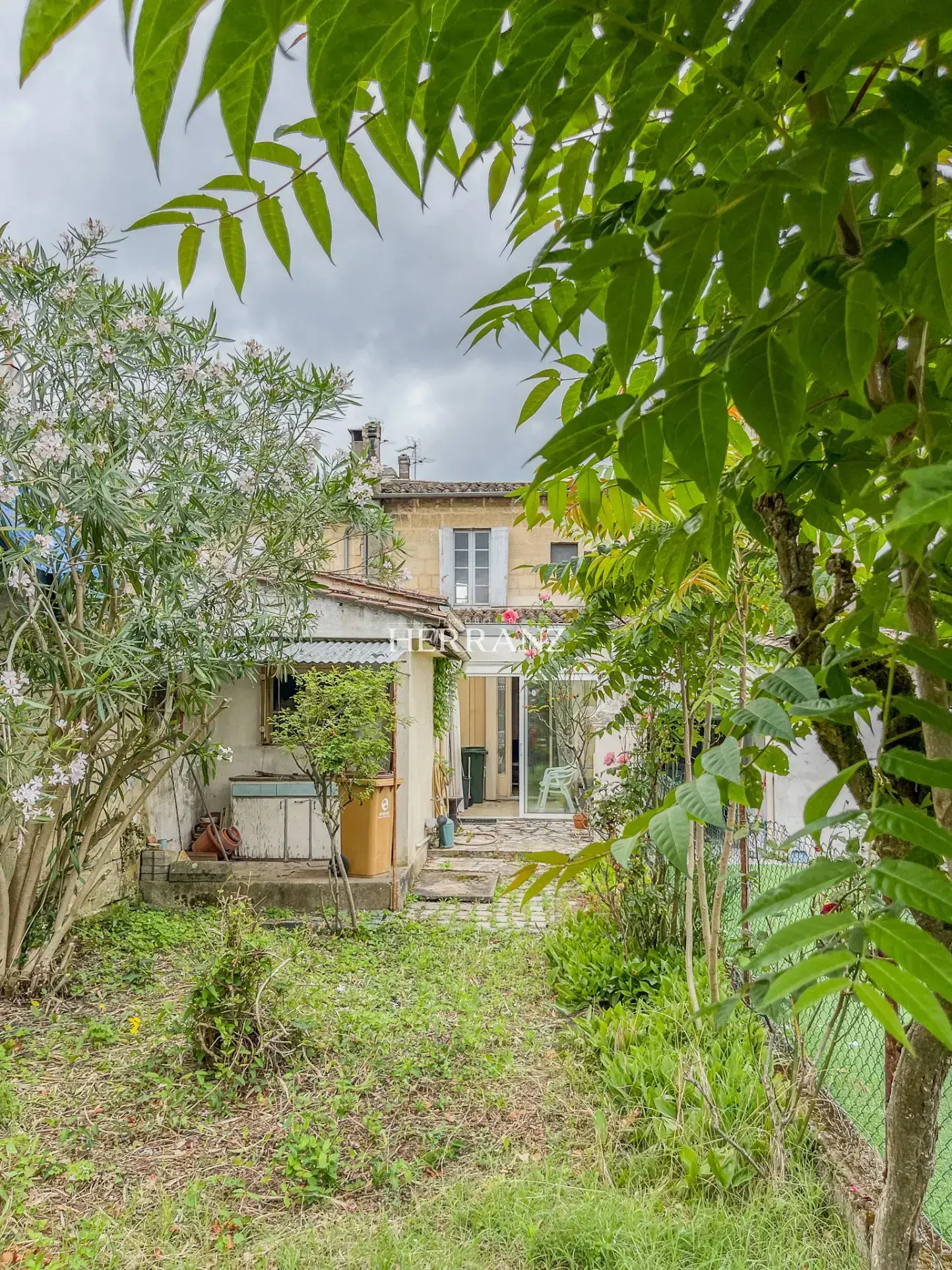 Charmante Maison de Ville en Pierre à Rénover à Libourne 