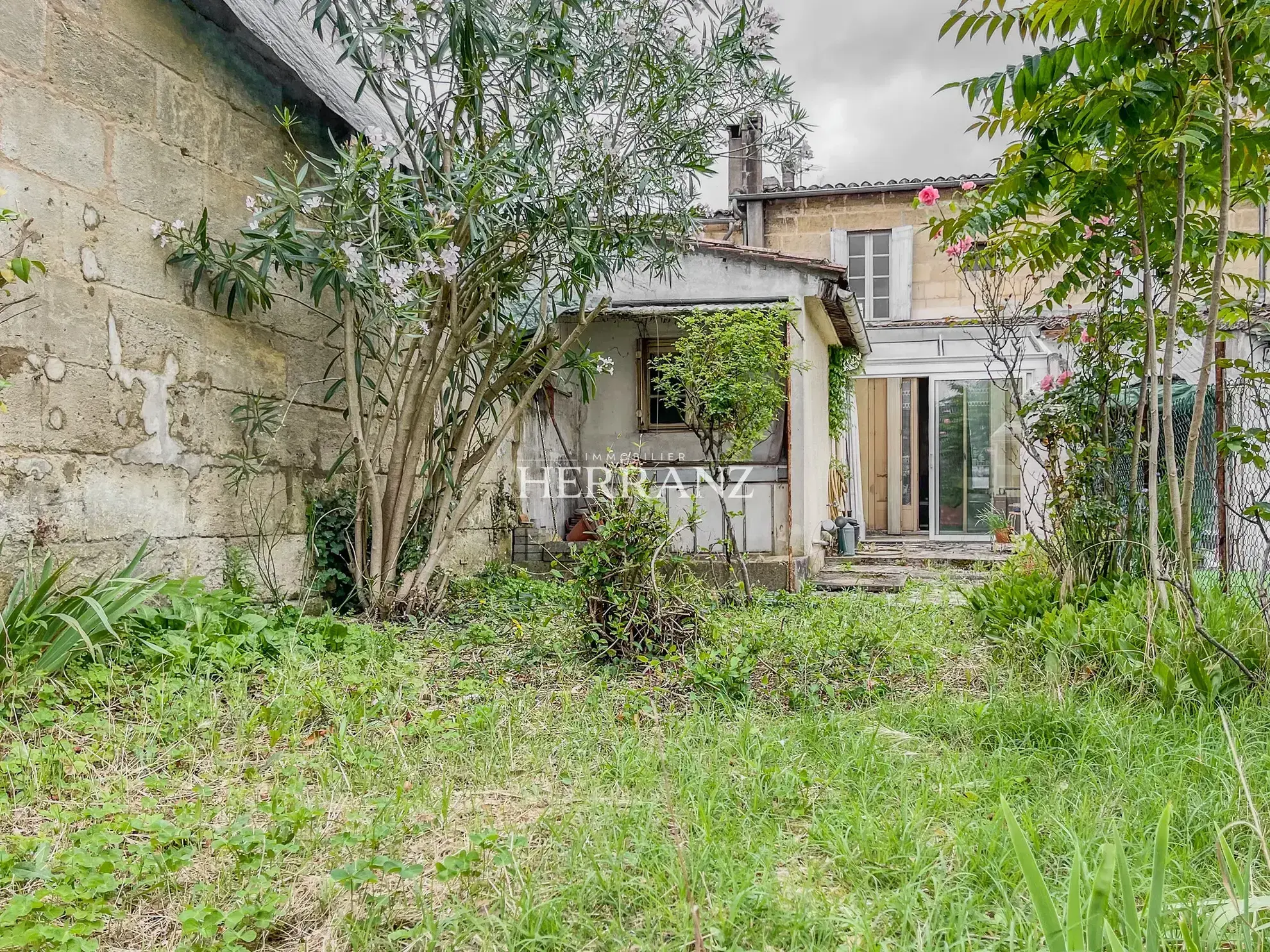 Charmante Maison de Ville en Pierre à Rénover à Libourne 