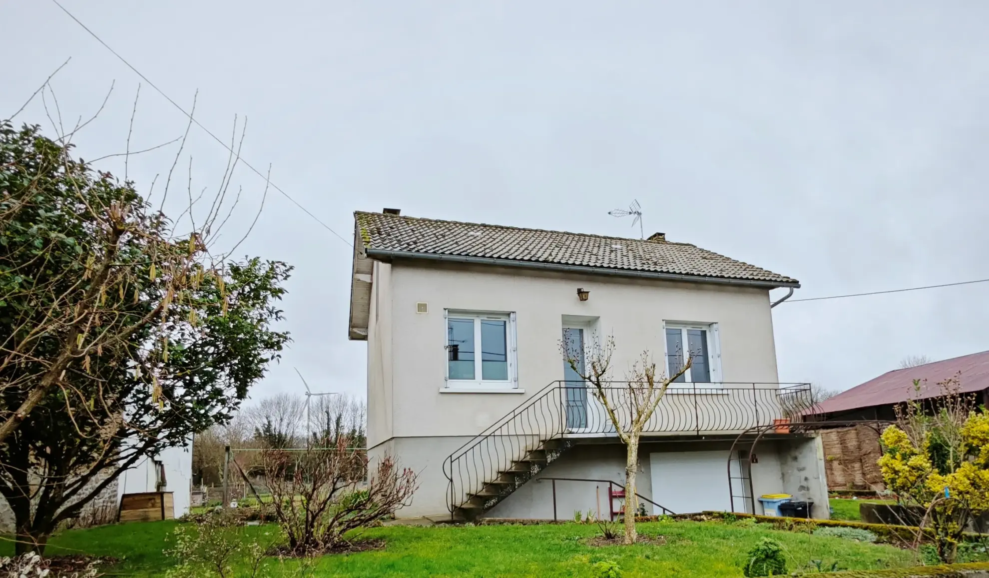 Maison sur sous-sol avec grange et terrain à La Souterraine 