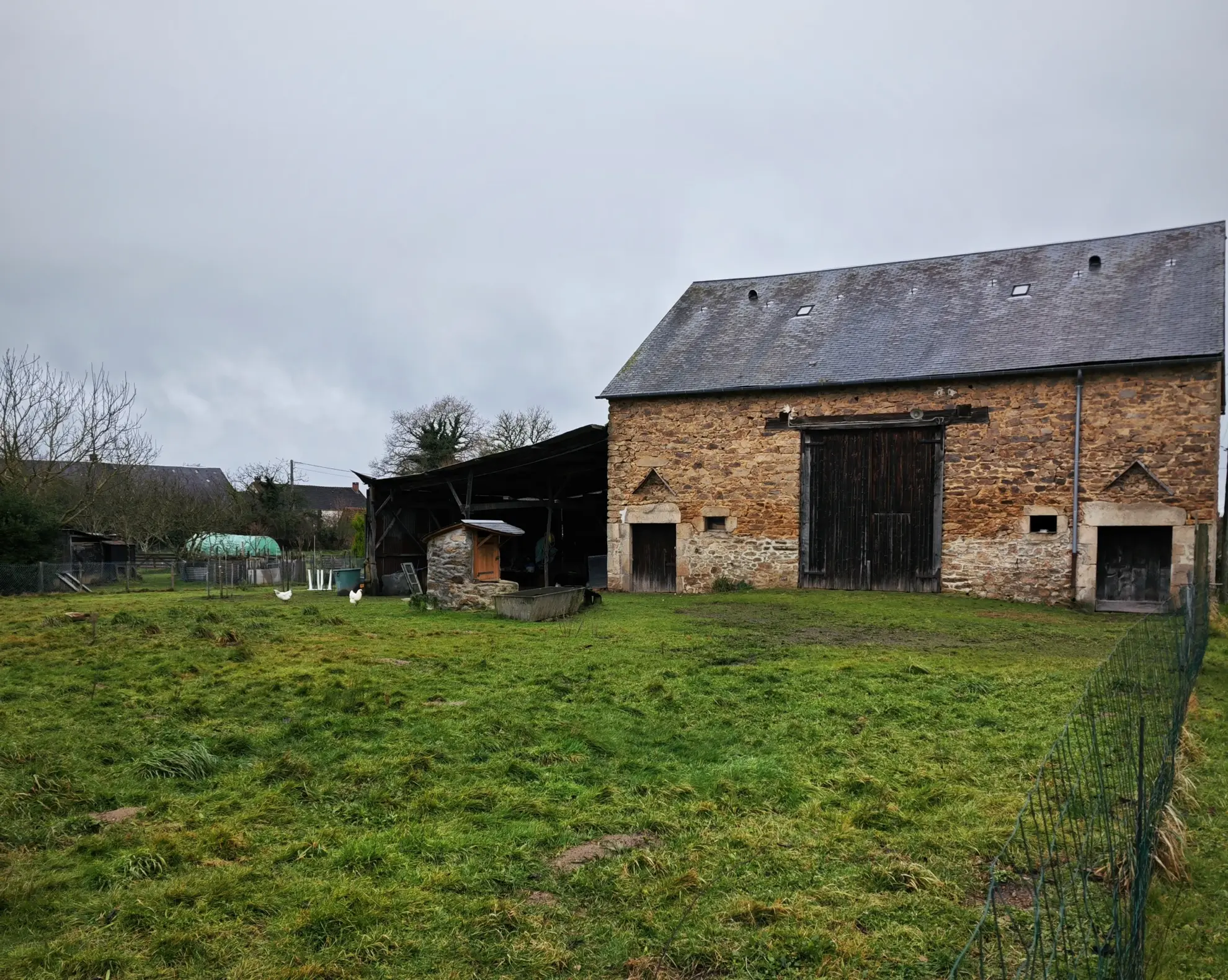 Maison sur sous-sol avec grange et terrain à La Souterraine 