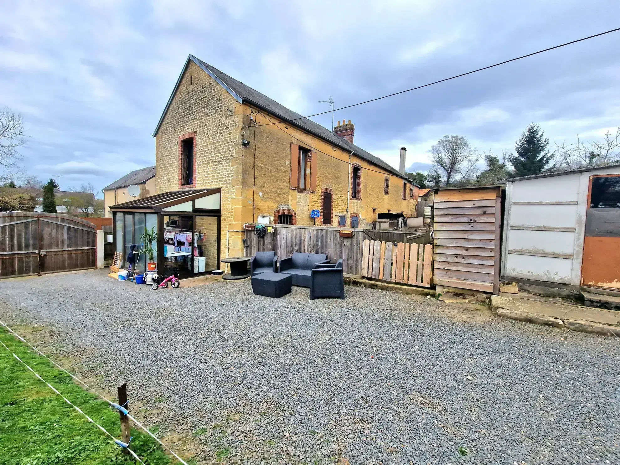 Maison rénovée à Saint-Pierre-en-Auge avec jardin et garage 