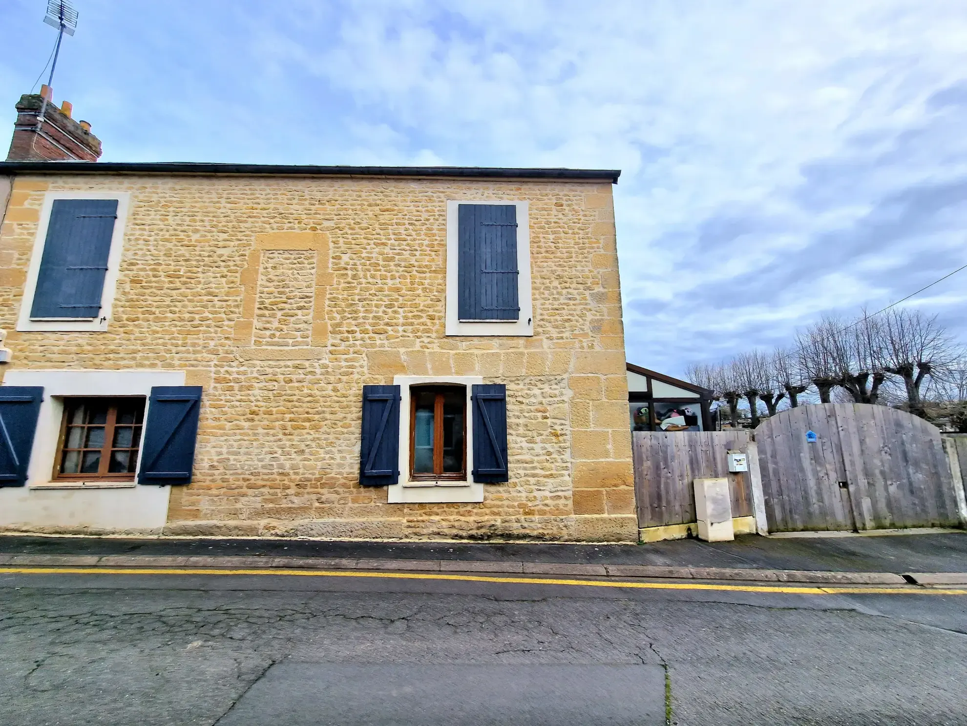 Maison rénovée à Saint-Pierre-en-Auge avec jardin et garage 