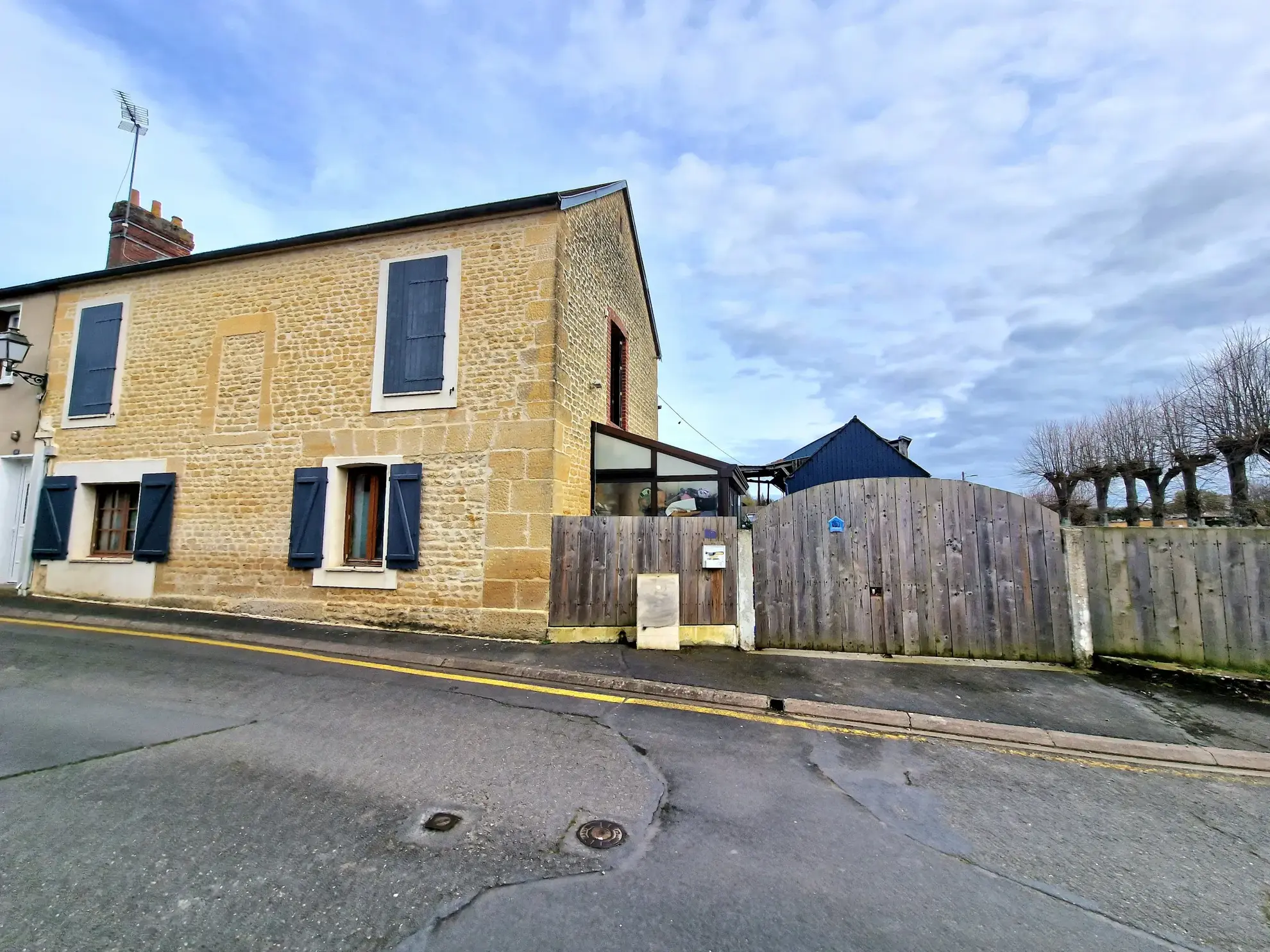 Maison rénovée à Saint-Pierre-en-Auge avec jardin et garage 