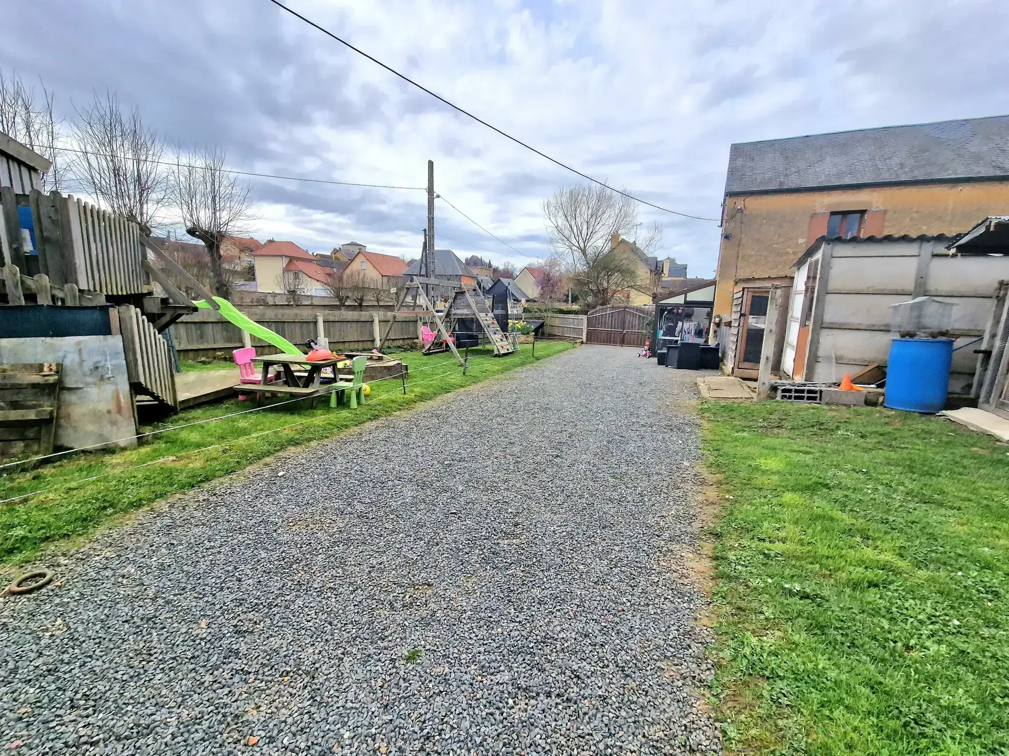 Maison rénovée à Saint-Pierre-en-Auge avec jardin et garage 