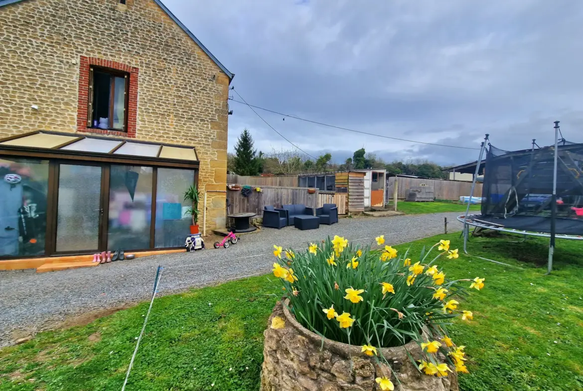 Maison rénovée à Saint-Pierre-en-Auge avec jardin et garage 