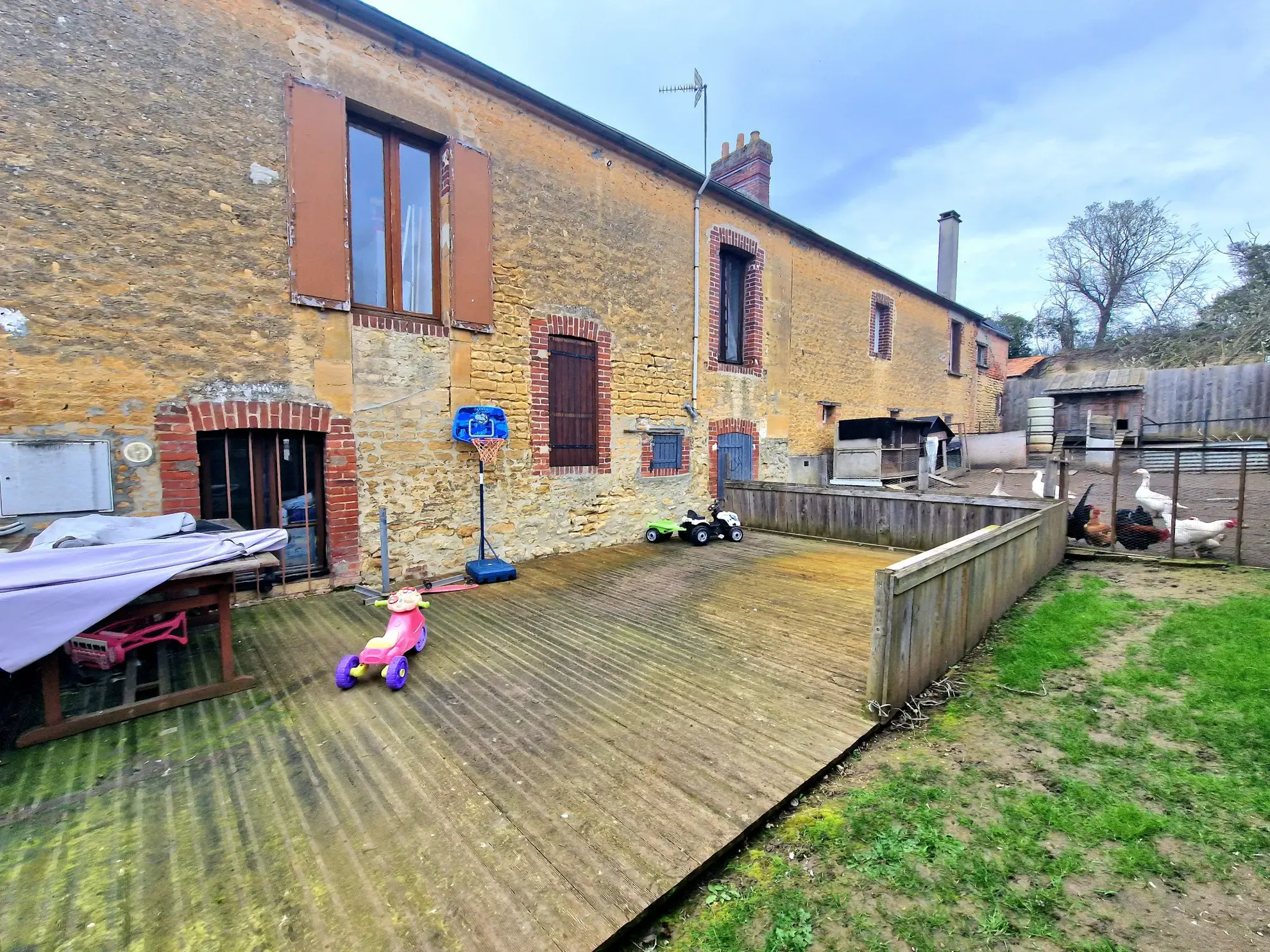 Maison rénovée à Saint-Pierre-en-Auge avec jardin et garage 