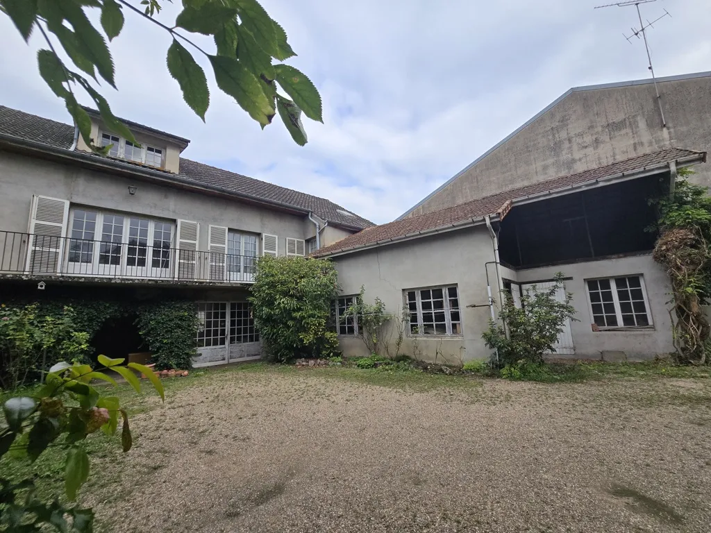 À vendre : Propriété rare avec deux maisons et dépendances à Paray le Monial 