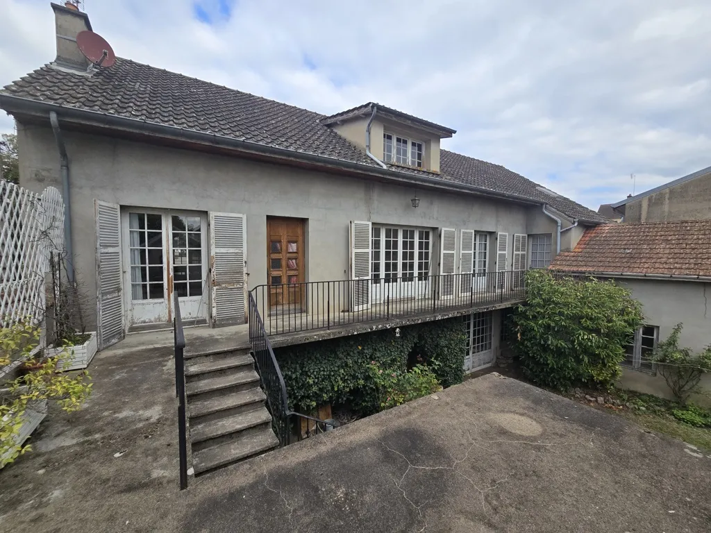 À vendre : Propriété rare avec deux maisons et dépendances à Paray le Monial 