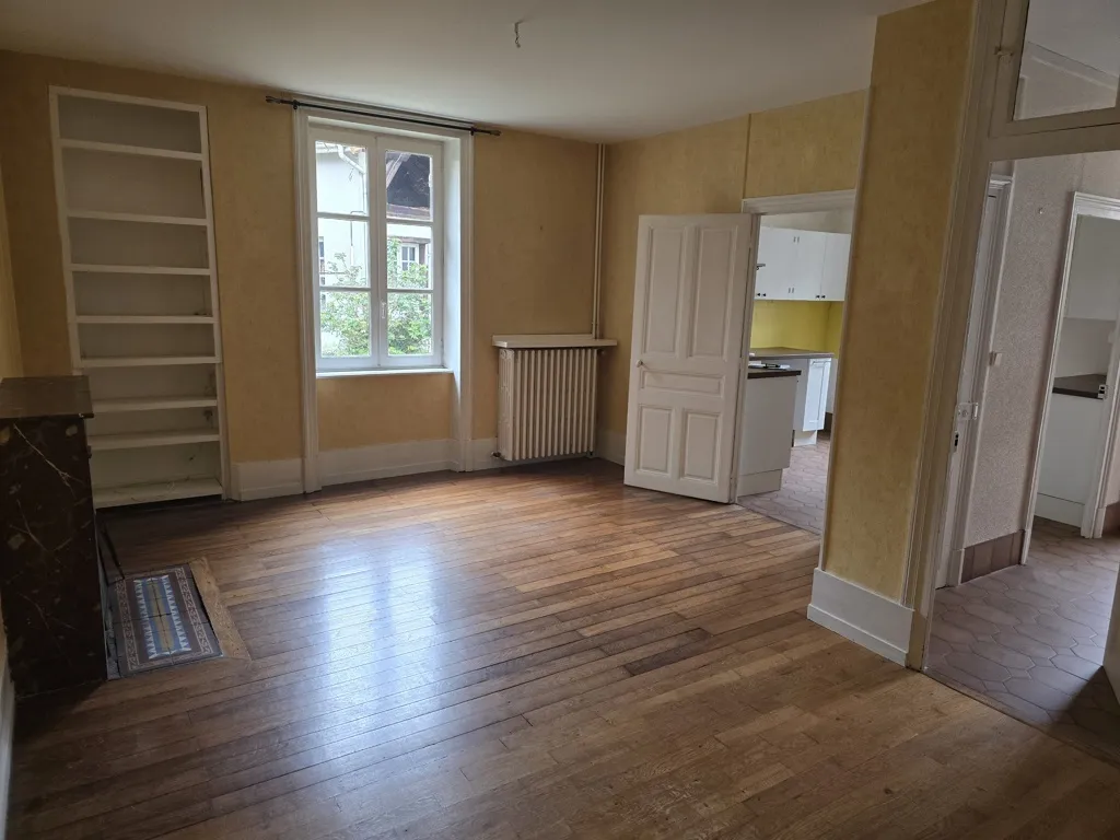 À vendre : Propriété rare avec deux maisons et dépendances à Paray le Monial 