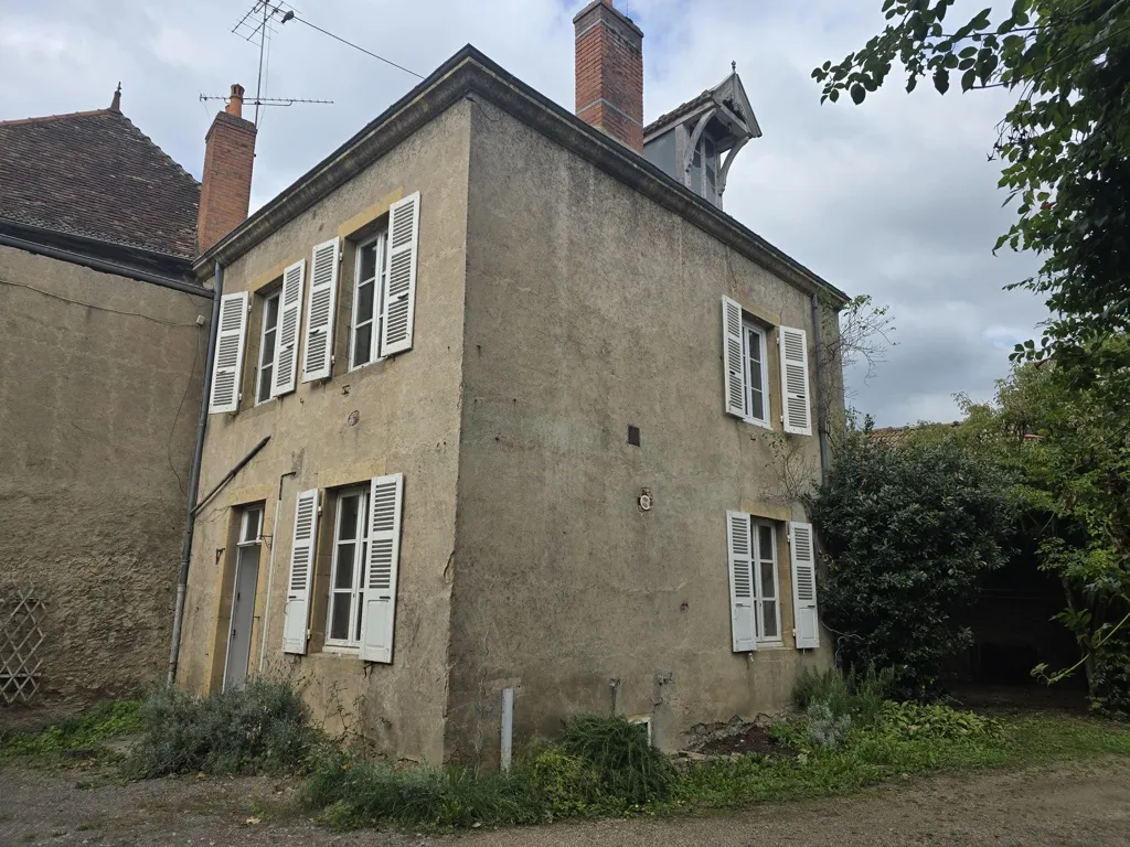 À vendre : Propriété rare avec deux maisons et dépendances à Paray le Monial 