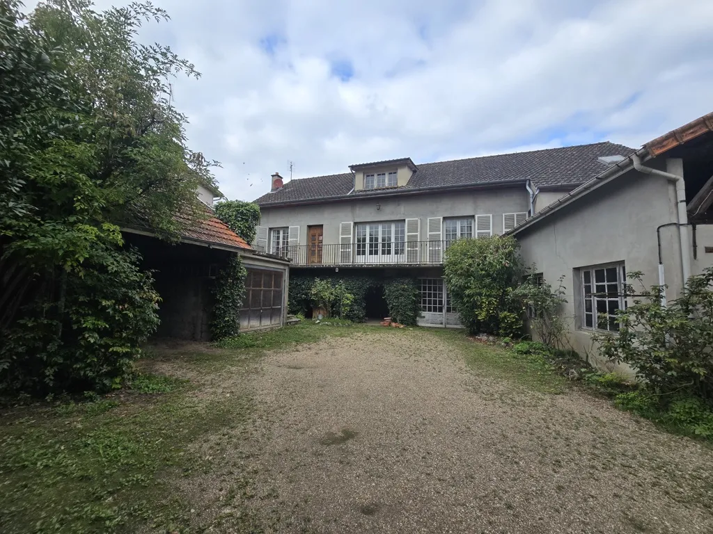 À vendre : Propriété rare avec deux maisons et dépendances à Paray le Monial 