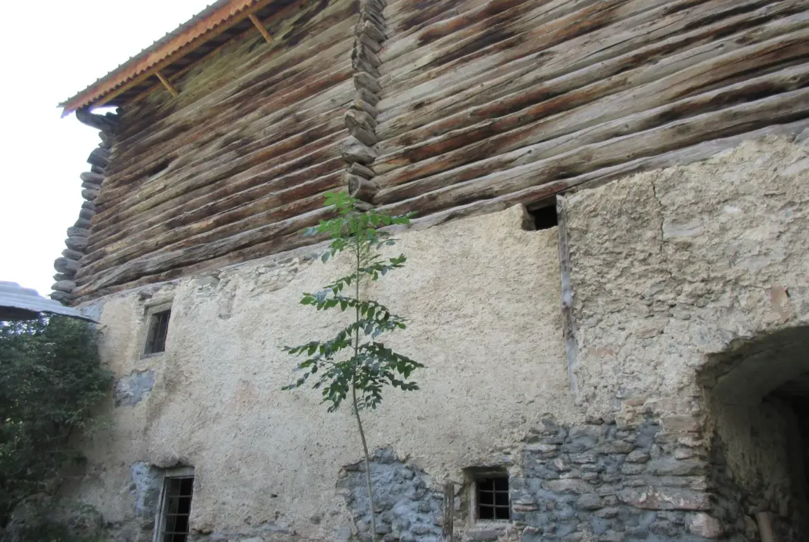 Maison d'alpage mitoyenne à rénover à Guillestre 