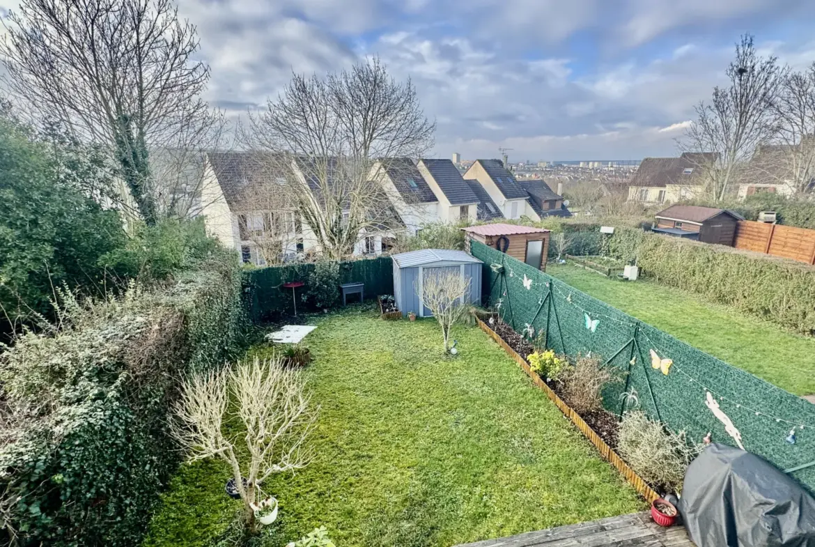 Maison familiale à Mantes-la-Ville avec jardin privatif 