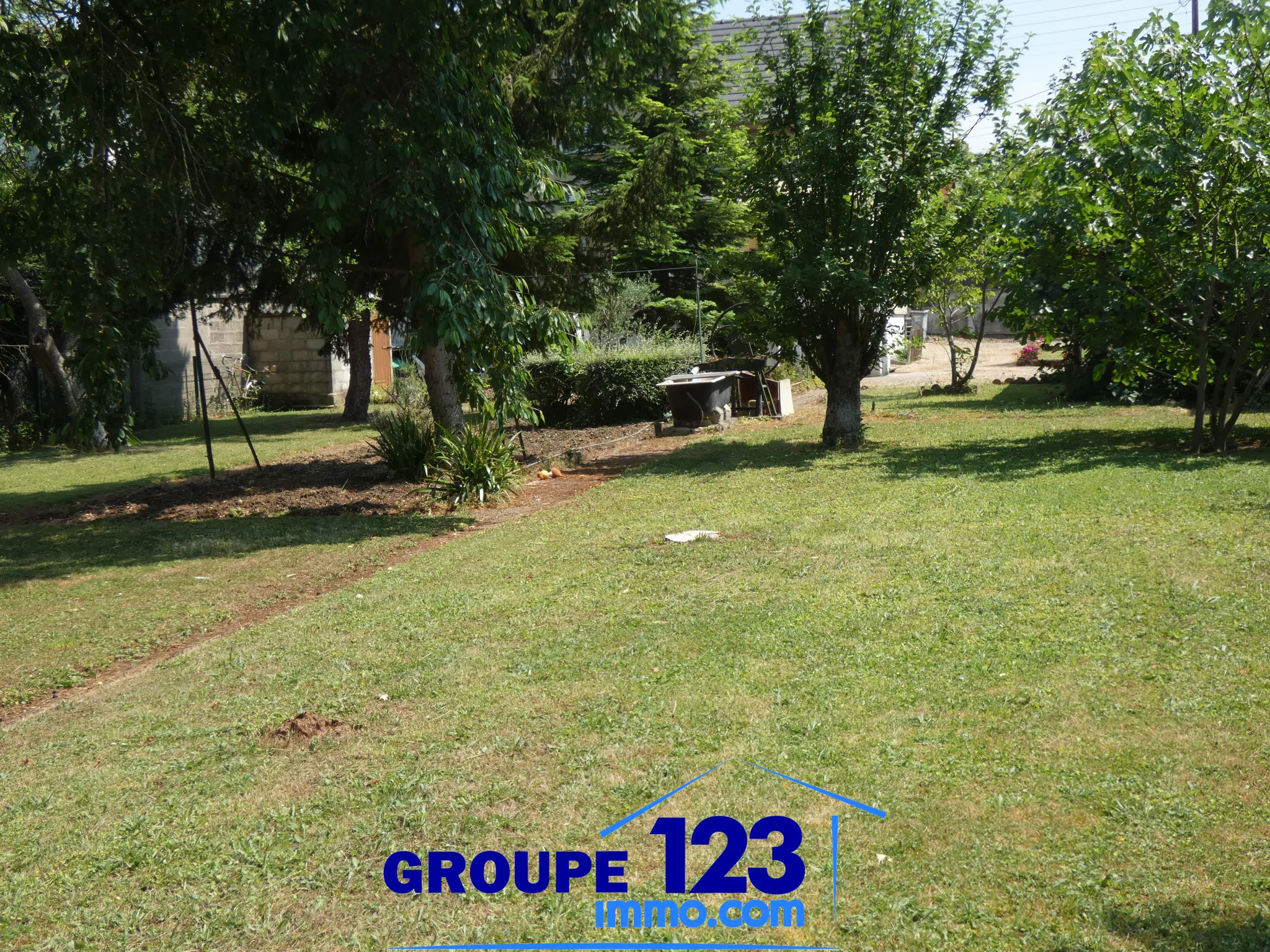 Maison avec grand terrain et double garage à Migennes 