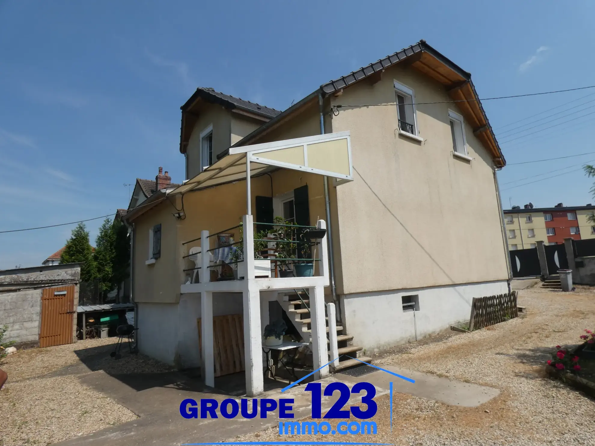 Maison avec grand terrain et double garage à Migennes 